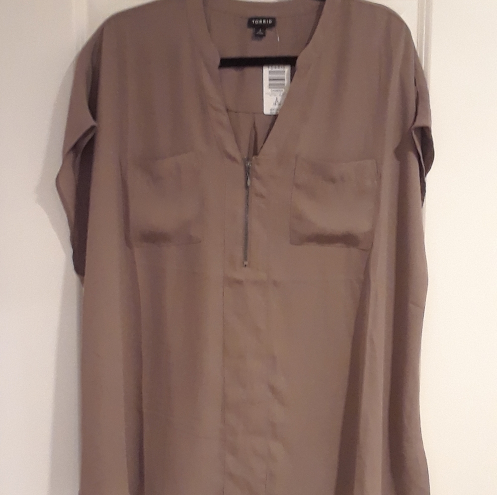 🎉HP! • NWT Torrid Georgette Short-sleeve Zip-front Dolman Deep Taupe Size 2/2X